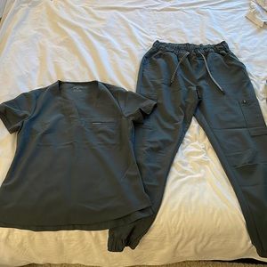 Jaanuu small olive/army green jogger style scrubs set